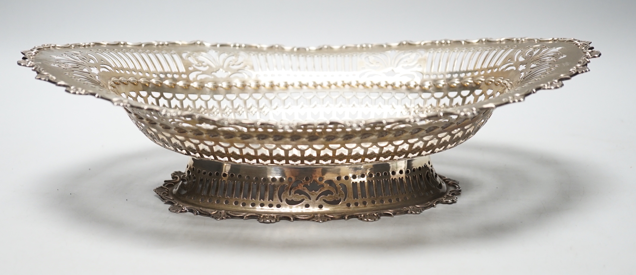 A late Victorian pierced silver oval bowl, Matthew John Jessop, Birmingham, 1900, length 32.7cm, 13.9oz.